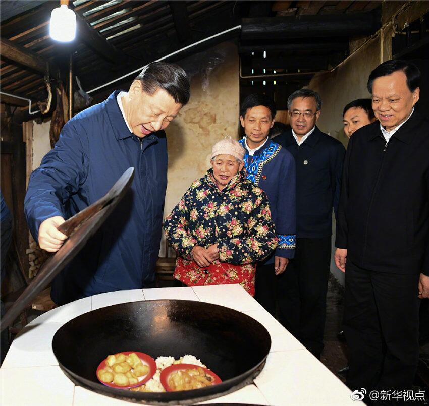 4月15日，中共中央總書記、國家主席、中央軍委主席習近平在重慶考察調(diào)研。這是在石柱土家族自治縣華溪村，習近平深入農(nóng)戶家中，實地了解脫貧攻堅工作進展和解決“兩不愁三保障”突出問題情況。新華社記者 謝環(huán)馳 攝