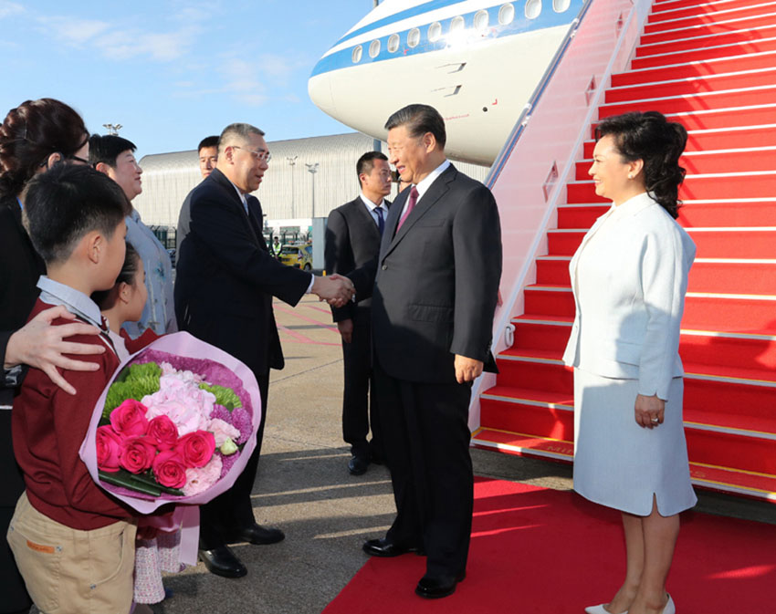 12月18日，中共中央總書記、國家主席、中央軍委主席習(xí)近平乘專機(jī)抵達(dá)澳門，出席將於20日舉行的慶祝澳門回歸祖國20周年大會暨澳門特別行政區(qū)第五屆政府就職典禮並視察澳門。這是習(xí)近平同前來機(jī)場迎接的澳門特別行政區(qū)行政長官崔世安親切握手。 新華社記者 鞠鵬 攝