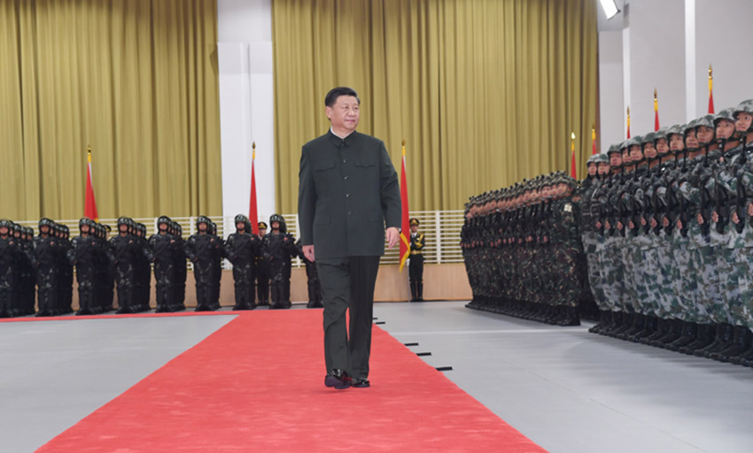 12月20日，中共中央總書記、國家主席、中央軍委主席習(xí)近平視察中國人民解放軍駐澳門部隊，代表黨中央和中央軍委向駐澳門部隊全體官兵致以誠摯的問候。這是習(xí)近平檢閱駐澳門部隊。 新華社記者 李剛 攝