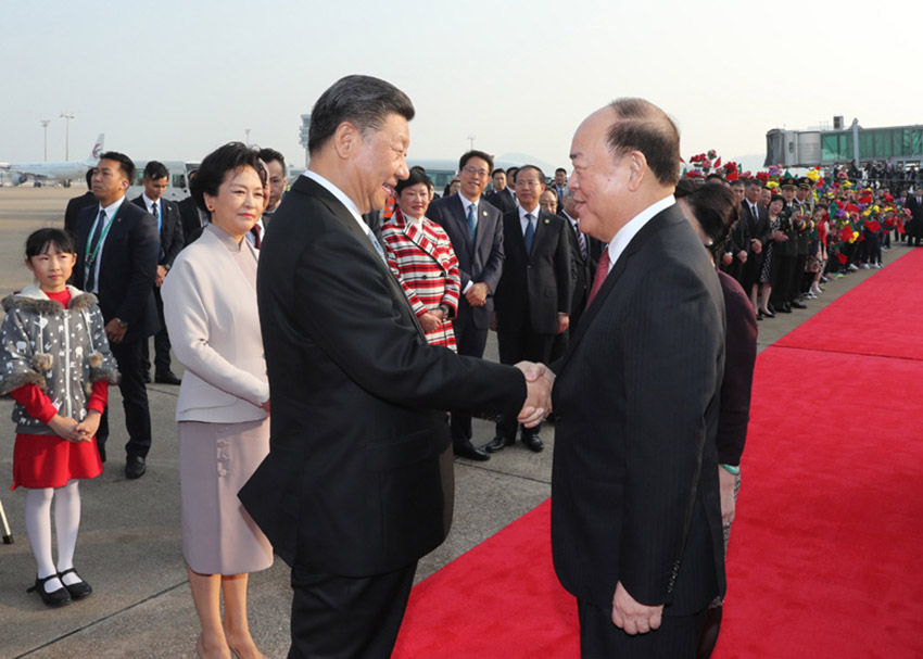 12月20日，中共中央總書記、國(guó)家主席、中央軍委主席習(xí)近平圓滿結(jié)束在澳門的各項(xiàng)活動(dòng)，從澳門乘專機(jī)返回北京。這是歡送儀式上，習(xí)近平同前來送行的澳門特別行政區(qū)行政長(zhǎng)官賀一誠(chéng)握手。 新華社記者 鞠鵬 攝