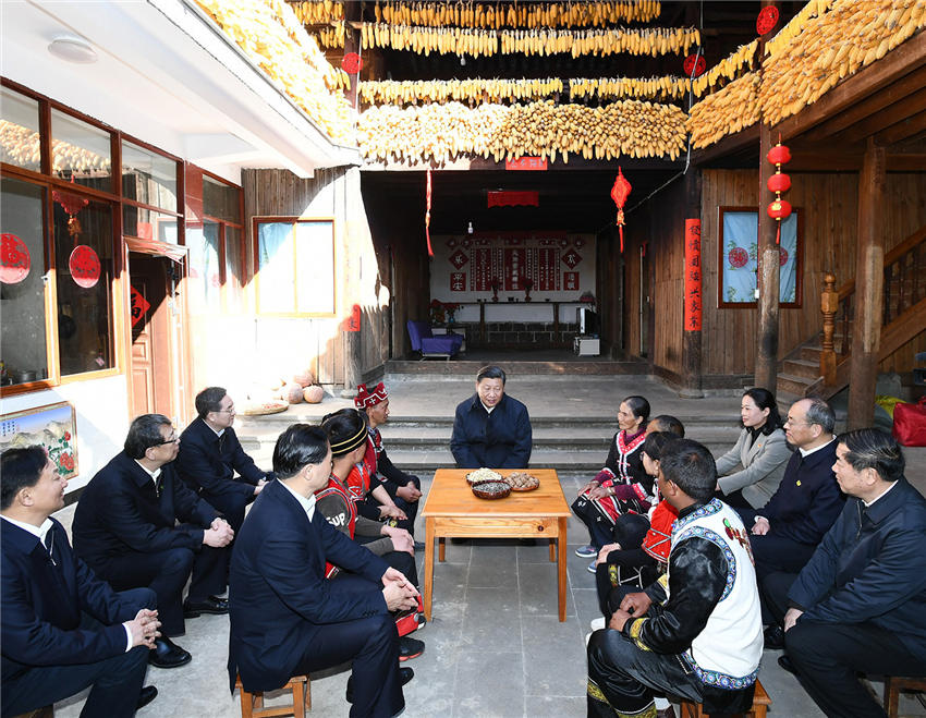 春節(jié)前夕，中共中央總書(shū)記、國(guó)家主席、中央軍委主席習(xí)近平赴雲(yún)南考察，看望慰問(wèn)基層干部群眾。這是1月19日下午，習(xí)近平來(lái)到騰沖市清水鄉(xiāng)三家村中寨司莫拉佤族村看望鄉(xiāng)親們，走進(jìn)村民家中了解脫貧攻堅(jiān)情況，並向大家送上新春祝福。新華社記者 鞠鵬 攝