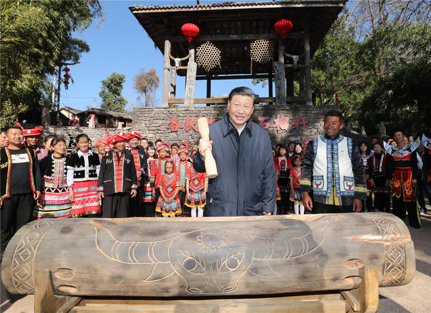 1月19日至21日，中共中央總書記、國家主席、中央軍委主席習(xí)近平來到雲(yún)南，看望慰問各族干部群眾，向全國人民致以新春祝福。這是19日下午，習(xí)近平在騰沖市清水鄉(xiāng)三家村中寨司莫拉佤族村廣場上，敲響三聲佤族木鼓，祝福來年風(fēng)調(diào)雨順、國泰民安。新華社記者 鞠鵬 攝