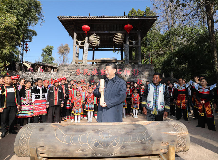 1月19日至21日，中共中央總書(shū)記、國(guó)家主席、中央軍委主席習(xí)近平來(lái)到雲(yún)南，看望慰問(wèn)各族干部群眾，向全國(guó)人民致以新春祝福。這是19日下午，習(xí)近平在騰沖市清水鄉(xiāng)三家村中寨司莫拉佤族村廣場(chǎng)上，敲響三聲佤族木鼓，祝福來(lái)年風(fēng)調(diào)雨順、國(guó)泰民安。新華社記者 鞠鵬 攝