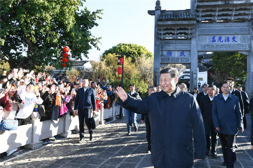 1月19日至21日，中共中央總書記、國家主席、中央軍委主席習(xí)近平來到雲(yún)南，看望慰問各族干部群眾，向全國人民致以新春祝福。這是19日下午，習(xí)近平在和順古鎮(zhèn)考察調(diào)研時向游客和村民揮手致意，給大家拜年。新華社記者 謝環(huán)馳 攝