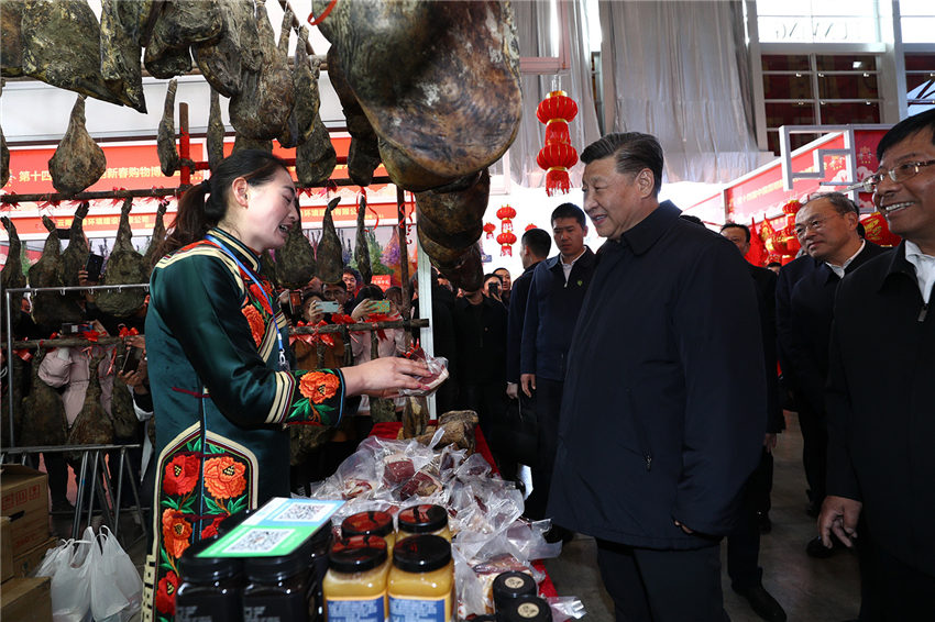 1月19日至21日，中共中央總書記、國家主席、中央軍委主席習(xí)近平來到雲(yún)南，看望慰問各族干部群眾，向全國人民致以新春祝福。這是20日下午，習(xí)近平在昆明新春購物博覽會年貨街，了解春節(jié)前市場供應(yīng)情況。新華社記者 鞠鵬 攝