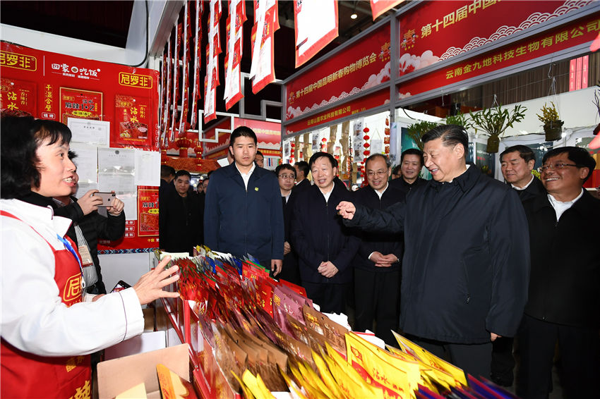 1月19日至21日，中共中央總書記、國家主席、中央軍委主席習(xí)近平來到雲(yún)南，看望慰問各族干部群眾，向全國人民致以新春祝福。這是20日下午，習(xí)近平在昆明新春購物博覽會年貨街，了解春節(jié)前市場供應(yīng)情況。新華社記者 謝環(huán)馳 攝