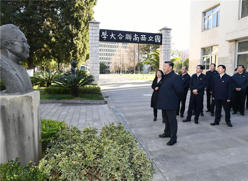 1月20日下午，正在雲(yún)南考察的中共中央總書記、國(guó)家主席、中央軍委主席習(xí)近平來(lái)到國(guó)立西南聯(lián)合大學(xué)舊址，參觀西南聯(lián)大博物館等，了解抗戰(zhàn)期間西南聯(lián)大師生教書救國(guó)、讀書報(bào)國(guó)的光榮歷史。新華社記者 謝環(huán)馳 攝