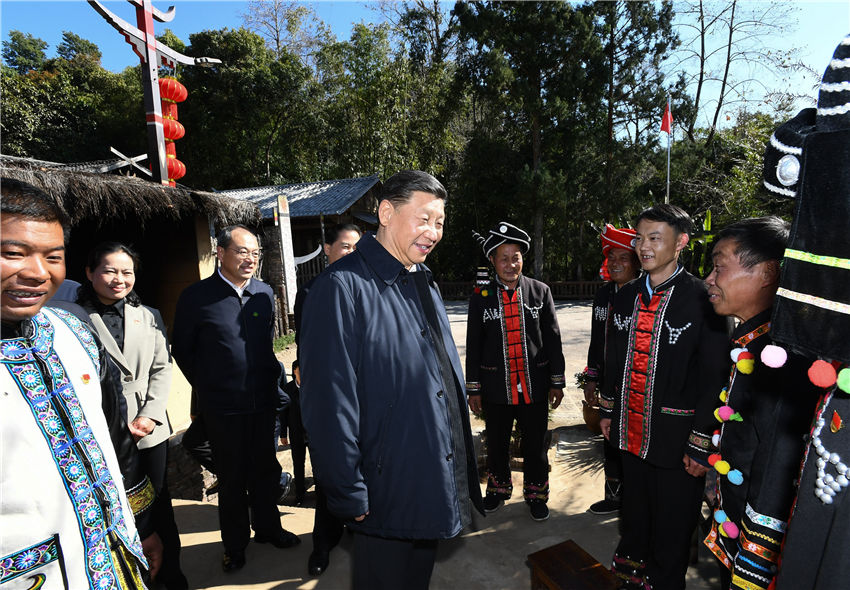 春節(jié)前夕，中共中央總書記、國(guó)家主席、中央軍委主席習(xí)近平在雲(yún)南考察，看望慰問(wèn)基層干部群眾。這是1月19日，習(xí)近平在騰沖市清水鄉(xiāng)三家村中寨司莫拉佤族村同村民們親切交談。新華社記者 謝環(huán)馳 攝