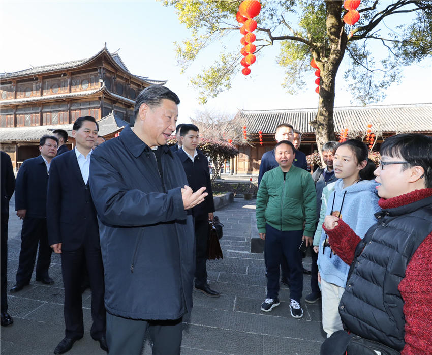 1月19日下午，正在雲(yún)南考察的中共中央總書記、國家主席、中央軍委主席習(xí)近平來到和順古鎮(zhèn)，了解絲綢古道交往、歷史文化傳承和生態(tài)環(huán)境保護(hù)等情況。新華社記者 謝環(huán)馳 攝