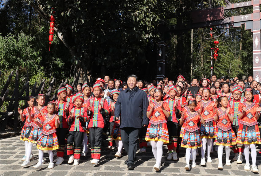 1月19日至21日，中共中央總書記、國家主席、中央軍委主席習近平來到雲(yún)南，看望慰問各族干部群眾，向全國人民致以新春祝福。這是19日下午，騰沖市清水鄉(xiāng)三家村中寨司莫拉佤族村的鄉(xiāng)親們唱著《阿佤人民唱新歌》，簇擁著習近平走出村口。新華社記者 謝環(huán)馳 攝