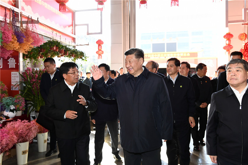 1月20日，正在雲(yún)南考察的中共中央總書記、國家主席、中央軍委主席習(xí)近平來到昆明國際會展中心，了解春節(jié)前年貨市場供應(yīng)及國內(nèi)外商品展銷情況，同現(xiàn)場群眾親切交流，並向全國各族人民致以新春祝福。新華社記者 謝環(huán)馳 攝