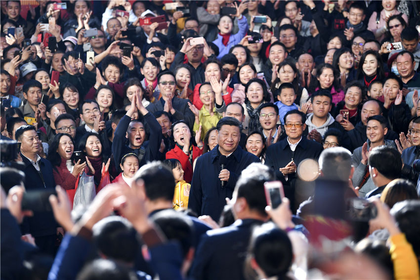 1月19日至21日，中共中央總書記、國家主席、中央軍委主席習(xí)近平來到雲(yún)南，看望慰問各族干部群眾，向全國人民致以新春祝福。這是20日下午，習(xí)近平在昆明國際會(huì)展中心展廳外廣場(chǎng)上，向雲(yún)南群眾、向全國各族人民、向港澳臺(tái)同胞和海外僑胞致以新春祝福。新華社記者 燕雁 攝