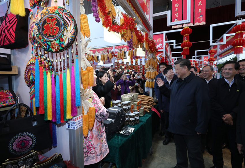 1月19日至21日，中共中央總書記、國(guó)家主席、中央軍委主席習(xí)近平來(lái)到雲(yún)南，看望慰問(wèn)各族干部群眾，向全國(guó)人民致以新春祝福。這是20日下午，習(xí)近平在昆明新春購(gòu)物博覽會(huì)年貨街，了解春節(jié)前市場(chǎng)供應(yīng)情況。新華社記者 鞠鵬 攝