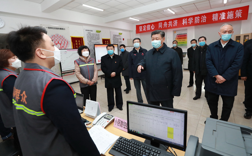 2月10日，中共中央總書記、國家主席、中央軍委主席習(xí)近平在北京調(diào)研指導(dǎo)新冠肺炎疫情防控工作。這是習(xí)近平在朝陽區(qū)安貞街道安華裡社區(qū)，了解基層一線疫情聯(lián)防聯(lián)控情況。 新華社記者 龐興雷 攝