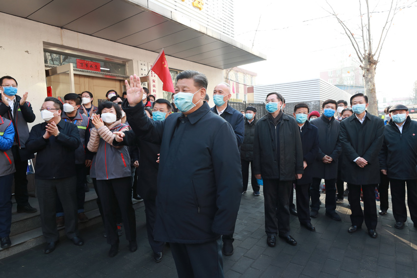 2月10日，中共中央總書記、國家主席、中央軍委主席習(xí)近平在北京調(diào)研指導(dǎo)新冠肺炎疫情防控工作。這是習(xí)近平在朝陽區(qū)安貞街道安華裡社區(qū)，了解基層一線疫情聯(lián)防聯(lián)控情況。 新華社記者 龐興雷 攝