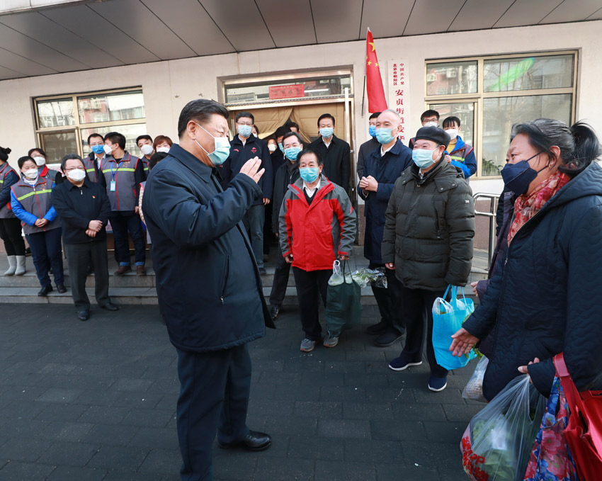 2月10日，中共中央總書記、國家主席、中央軍委主席習(xí)近平在北京調(diào)研指導(dǎo)新冠肺炎疫情防控工作。這是習(xí)近平在朝陽區(qū)安貞街道安華裡社區(qū)，了解基層一線疫情聯(lián)防聯(lián)控情況。 新華社記者 龐興雷 攝