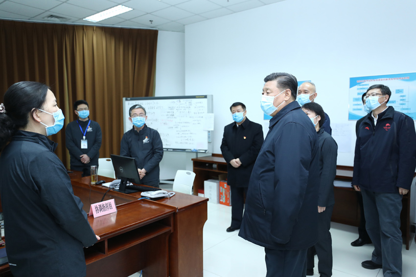 2月10日，中共中央總書記、國家主席、中央軍委主席習近平在北京調研指導新冠肺炎疫情防控工作。這是習近平在朝陽區(qū)疾病預防控制中心調研，聽取朝陽區(qū)疫情防控工作情況介紹。 新華社記者 鞠鵬 攝