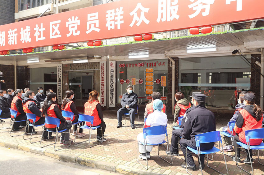 3月10日中午，離開火神山醫(yī)院，習(xí)近平趕赴武漢市東湖新城社區(qū)，看望居家隔離的社區(qū)群眾，實(shí)地了解社區(qū)疫情防控、群眾生活保障等情況，對(duì)社區(qū)群眾和防控一線工作人員表示慰問和感謝。（文字：張曉鬆、朱基釵  攝影：鞠鵬、龐興雷、謝環(huán)馳）