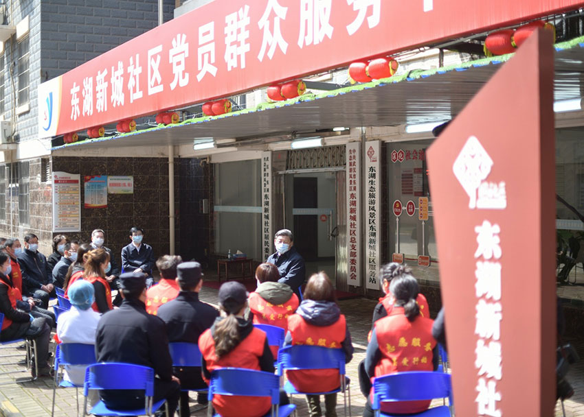 3月10日中午，離開火神山醫(yī)院，習近平趕赴武漢市東湖新城社區(qū)，看望居家隔離的社區(qū)群眾，實地了解社區(qū)疫情防控、群眾生活保障等情況，對社區(qū)群眾和防控一線工作人員表示慰問和感謝。（文字：張曉鬆、朱基釵  攝影：鞠鵬、龐興雷、謝環(huán)馳）