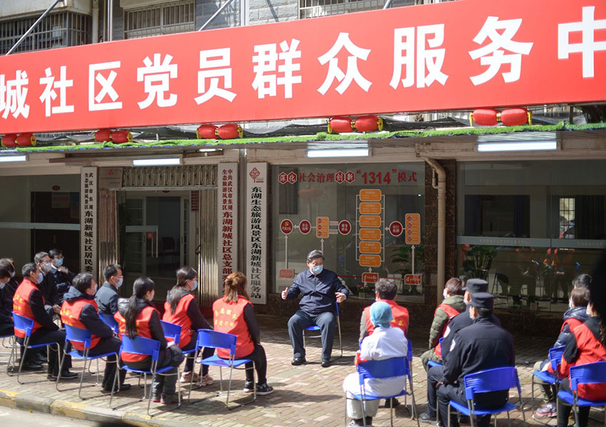 3月10日中午，離開火神山醫(yī)院，習(xí)近平趕赴武漢市東湖新城社區(qū)，看望居家隔離的社區(qū)群眾，實(shí)地了解社區(qū)疫情防控、群眾生活保障等情況，對社區(qū)群眾和防控一線工作人員表示慰問和感謝。（文字：張曉鬆、朱基釵  攝影：鞠鵬、龐興雷、謝環(huán)馳）