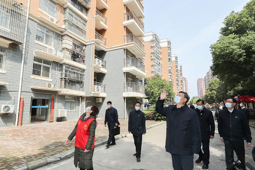 3月10日中午，離開火神山醫(yī)院，習(xí)近平趕赴武漢市東湖新城社區(qū)，看望居家隔離的社區(qū)群眾，實(shí)地了解社區(qū)疫情防控、群眾生活保障等情況，對(duì)社區(qū)群眾和防控一線工作人員表示慰問和感謝。（文字：張曉鬆、朱基釵  攝影：鞠鵬、龐興雷、謝環(huán)馳）