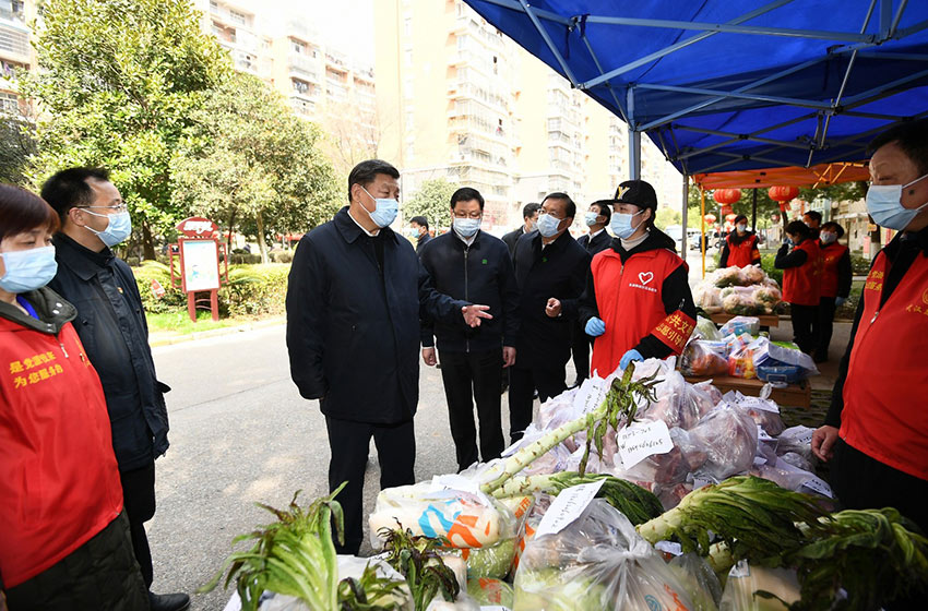 3月10日中午，離開火神山醫(yī)院，習(xí)近平趕赴武漢市東湖新城社區(qū)，看望居家隔離的社區(qū)群眾，實(shí)地了解社區(qū)疫情防控、群眾生活保障等情況，對(duì)社區(qū)群眾和防控一線工作人員表示慰問(wèn)和感謝。（文字：張曉鬆、朱基釵  攝影：鞠鵬、龐興雷、謝環(huán)馳）