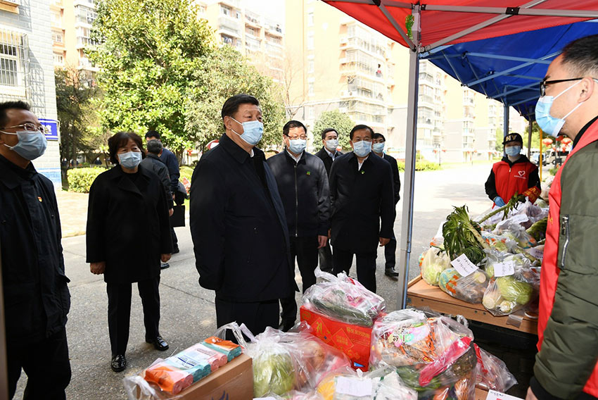 3月10日，中共中央總書記、國家主席、中央軍委主席習(xí)近平專門赴湖北省武漢市考察新冠肺炎疫情防控工作。這是習(xí)近平在東湖新城社區(qū)生活物資集中配送點(diǎn)，詳細(xì)詢問社區(qū)群眾生活物資採購和供應(yīng)情況。 新華社記者 謝環(huán)馳 攝