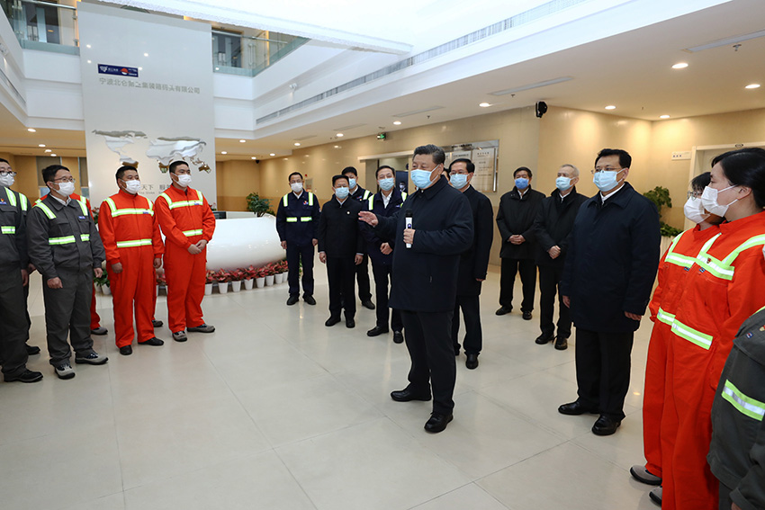 3月29日，中共中央總書記、國家主席、中央軍委主席習(xí)近平在浙江考察調(diào)研。這是習(xí)近平在寧波舟山港穿山港區(qū)碼頭了解港口復(fù)工復(fù)產(chǎn)情況。 新華社記者 鞠鵬 攝