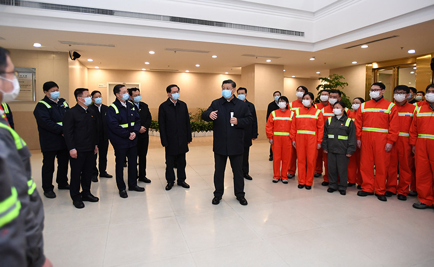 3月29日，中共中央總書(shū)記、國(guó)家主席、中央軍委主席習(xí)近平在浙江考察調(diào)研。這是習(xí)近平在寧波舟山港穿山港區(qū)碼頭了解港口復(fù)工復(fù)產(chǎn)情況。 新華社記者 燕雁 攝