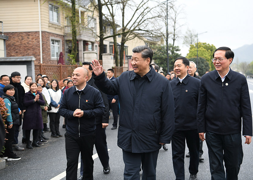 3月30日，中共中央總書記、國家主席、中央軍委主席習近平在浙江省安吉縣天荒坪鎮(zhèn)余村考察，了解該村多年來踐行“綠水青山就是金山銀山”理念、推動綠色發(fā)展發(fā)生的巨大變化。 新華社記者 燕雁 攝