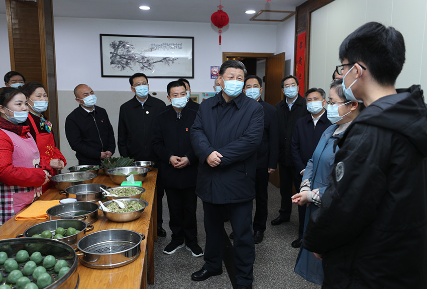 3月30日，中共中央總書記、國家主席、中央軍委主席習(xí)近平在浙江省安吉縣天荒坪鎮(zhèn)余村考察，同村民們親切交談，了解該村多年來踐行“綠水青山就是金山銀山”理念、推動綠色發(fā)展發(fā)生的巨大變化。 新華社記者 鞠鵬 攝