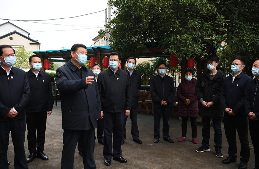 3月30日，中共中央總書記、國(guó)家主席、中央軍委主席習(xí)近平在浙江省安吉縣天荒坪鎮(zhèn)余村考察，同村民們親切交談，了解該村多年來(lái)踐行“綠水青山就是金山銀山”理念、推動(dòng)綠色發(fā)展發(fā)生的巨大變化。 新華社記者 燕雁 攝