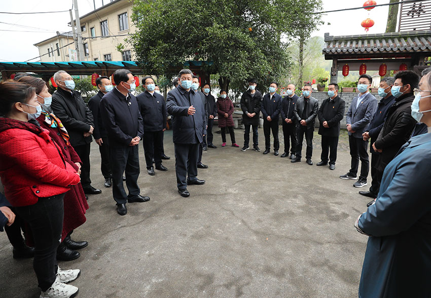 3月30日，中共中央總書記、國家主席、中央軍委主席習(xí)近平在浙江省安吉縣天荒坪鎮(zhèn)余村考察，同村民們親切交談，了解該村多年來踐行“綠水青山就是金山銀山”理念、推動綠色發(fā)展發(fā)生的巨大變化。 新華社記者 鞠鵬 攝