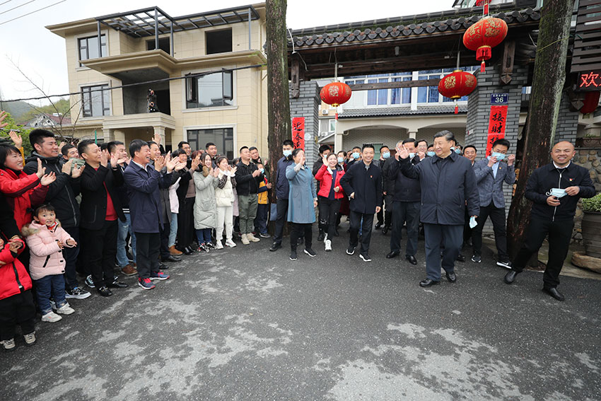 3月30日，中共中央總書記、國家主席、中央軍委主席習近平在浙江省安吉縣天荒坪鎮(zhèn)余村考察，同村民們親切交談，了解該村多年來踐行“綠水青山就是金山銀山”理念、推動綠色發(fā)展發(fā)生的巨大變化。 新華社記者 鞠鵬 攝