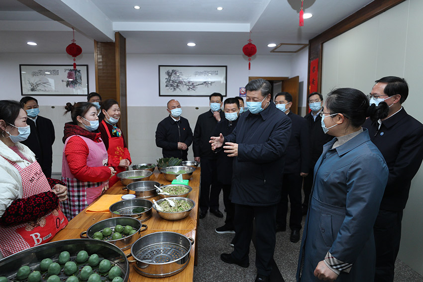 3月30日，中共中央總書記、國(guó)家主席、中央軍委主席習(xí)近平在浙江省安吉縣天荒坪鎮(zhèn)余村考察，同村民們親切交談，了解該村多年來(lái)踐行“綠水青山就是金山銀山”理念、推動(dòng)綠色發(fā)展發(fā)生的巨大變化。 新華社記者 鞠鵬 攝