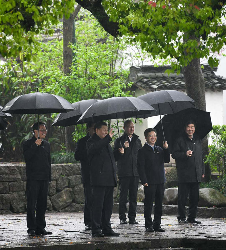 3月31日，中共中央總書記、國(guó)家主席、中央軍委主席習(xí)近平在杭州考察。這是習(xí)近平在西溪國(guó)家濕地公園就西溪濕地保護(hù)利用情況進(jìn)行考察調(diào)研。 新華社記者 申宏 攝