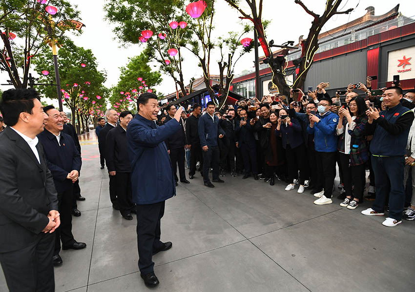 4月20日至23日，中共中央總書記、國家主席、中央軍委主席習(xí)近平在陝西考察。這是4月22日，習(xí)近平在西安大唐不夜城步行街考察時，向游客揮手致意。新華社記者 謝環(huán)馳 攝