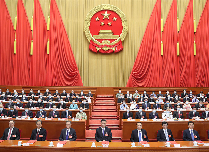 5月28日，第十三屆全國人民代表大會第三次會議在北京人民大會堂閉幕。黨和國家領(lǐng)導人習近平、李克強、汪洋、王滬寧、趙樂際、韓正、王岐山等在主席臺就座，栗戰(zhàn)書主持閉幕會並發(fā)表講話。 新華社記者 鞠鵬 攝