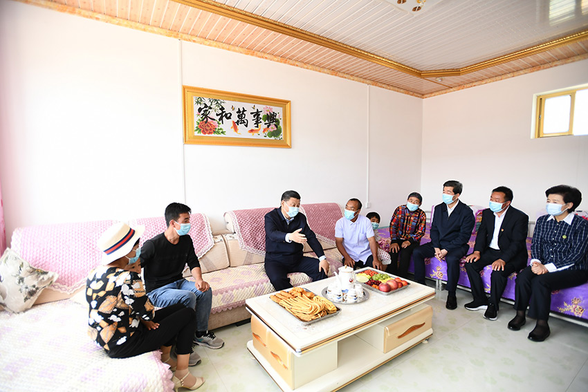 6月8日至10日，中共中央總書記、國家主席、中央軍委主席習近平在寧夏考察。這是6月8日下午，習近平在吳忠市紅寺堡區(qū)紅寺堡鎮(zhèn)弘德村，同回族村民劉克瑞一家親切交流。 新華社記者 謝環(huán)馳 攝