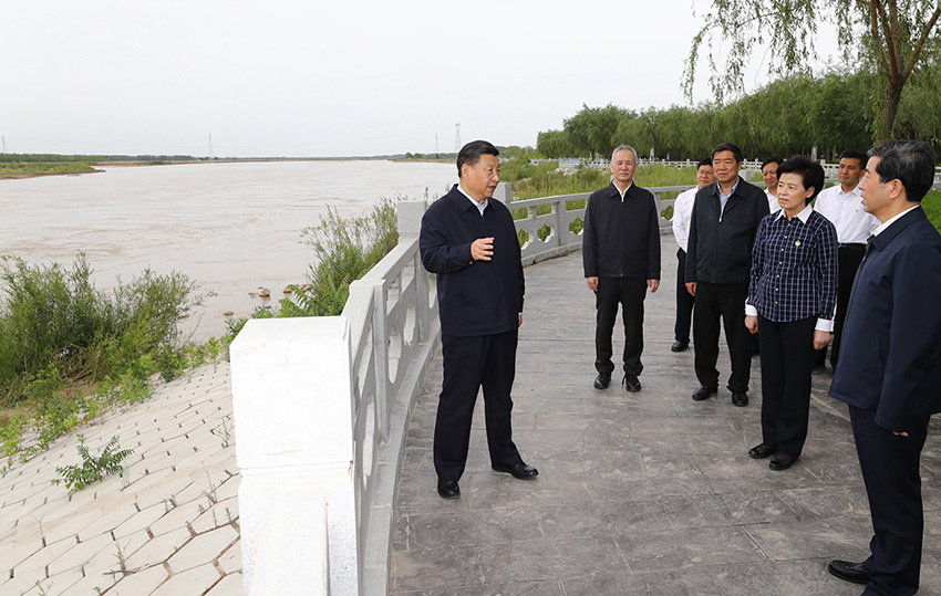 6月8日至10日，中共中央總書記、國家主席、中央軍委主席習近平在寧夏考察。這是6月8日下午，習近平在黃河吳忠濱河大道古城灣砌護段，察看黃河生態(tài)治理保護狀況。 新華社記者 鞠鵬 攝