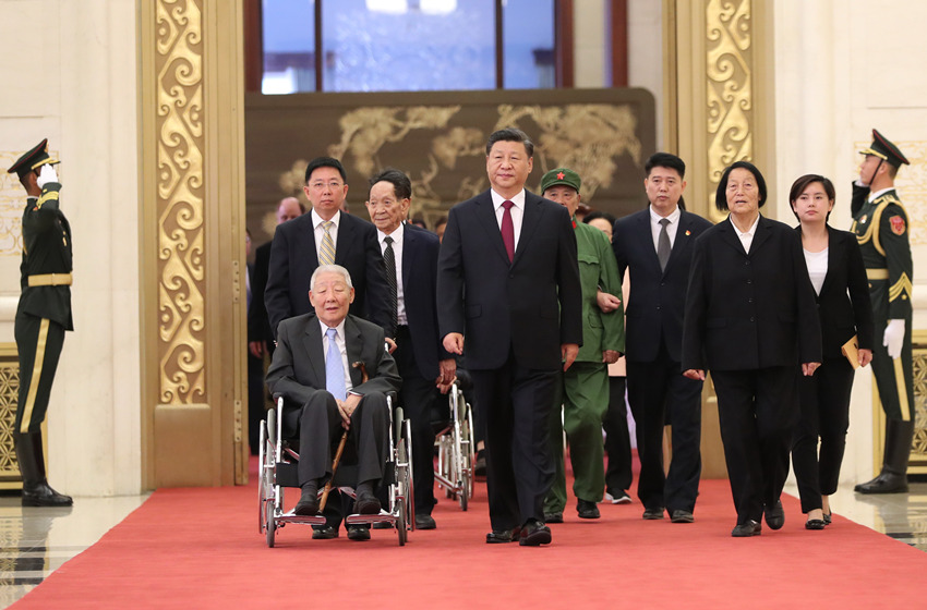 2019年9月29日，中華人民共和國國家勛章和國家榮譽(yù)稱號頒授儀式在北京人民大會(huì)堂金色大廳隆重舉行。這是中共中央總書記、國家主席、中央軍委主席習(xí)近平同國家勛章和國家榮譽(yù)稱號獲得者一同步入會(huì)場。新華社記者 丁海濤 攝