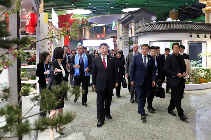 2019年4月28日，國(guó)家主席習(xí)近平和夫人彭麗媛在北京延慶同出席2019年中國(guó)北京世界園藝博覽會(huì)的外方領(lǐng)導(dǎo)人夫婦共同參觀園藝展。新華社記者 丁海濤 攝