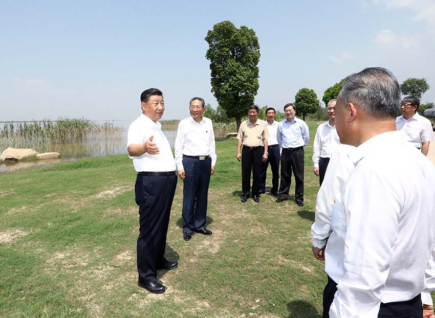 習(xí)近平總書記19日上午在安徽省馬鞍山市考察調(diào)研。他首先來(lái)到薛家窪生態(tài)園，實(shí)地察看長(zhǎng)江水勢(shì)水情、岸線綜合整治和生態(tài)環(huán)境保護(hù)修復(fù)等情況。隨后，習(xí)近平前往中國(guó)寶武馬鋼集團(tuán)，走進(jìn)生產(chǎn)車間，了解企業(yè)復(fù)工復(fù)產(chǎn)和經(jīng)營(yíng)情況。（文字記者：新華社 張曉鬆 攝影記者：新華社 鞠鵬 王曄）