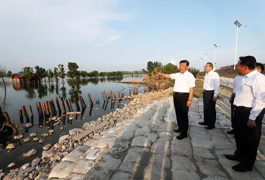 8月18日至21日，中共中央總書記、國家主席、中央軍委主席習(xí)近平在安徽省考察。這是19日下午，習(xí)近平在合肥市肥東縣十八聯(lián)圩生態(tài)濕地蓄洪區(qū)巢湖大堤羅家疃段考察，了解巢湖主要圩口分洪和蓄洪區(qū)受災(zāi)情況。 新華社記者 王曄 攝