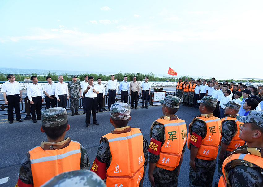 8月18日至21日，中共中央總書記、國(guó)家主席、中央軍委主席習(xí)近平在安徽省考察。這是19日下午，習(xí)近平在合肥市肥東縣十八聯(lián)圩生態(tài)濕地蓄洪區(qū)巢湖大堤上，親切看望慰問在防汛抗洪救災(zāi)斗爭(zhēng)中犧牲同志的家屬、防汛抗洪一線人員、先進(jìn)典型代表和參加抗洪搶險(xiǎn)的部隊(duì)官兵。 新華社記者 燕雁 攝