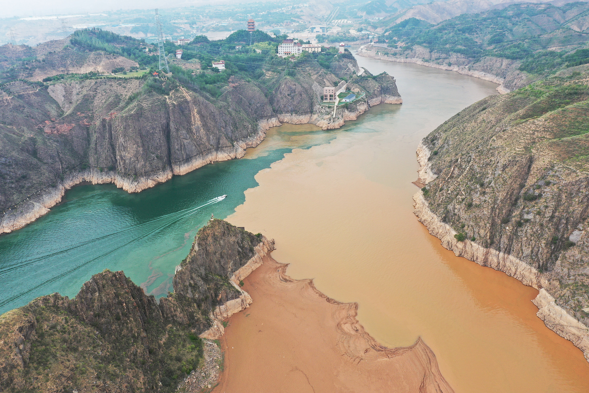 黃河劉家峽水庫(kù)現(xiàn)“半江碧水半江渾”景觀