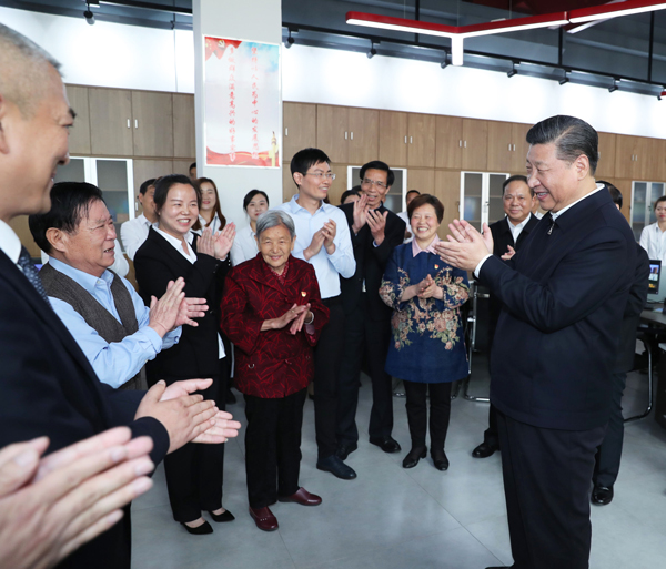 2018年4月24日至28日，中共中央總書(shū)記、國(guó)家主席、中央軍委主席習(xí)近平在湖北考察。這是26日上午，習(xí)近平在武漢市青山區(qū)工人村街青和居社區(qū)考察棚戶區(qū)項(xiàng)目建設(shè)和居民生活情況。新華社記者 謝環(huán)馳 攝