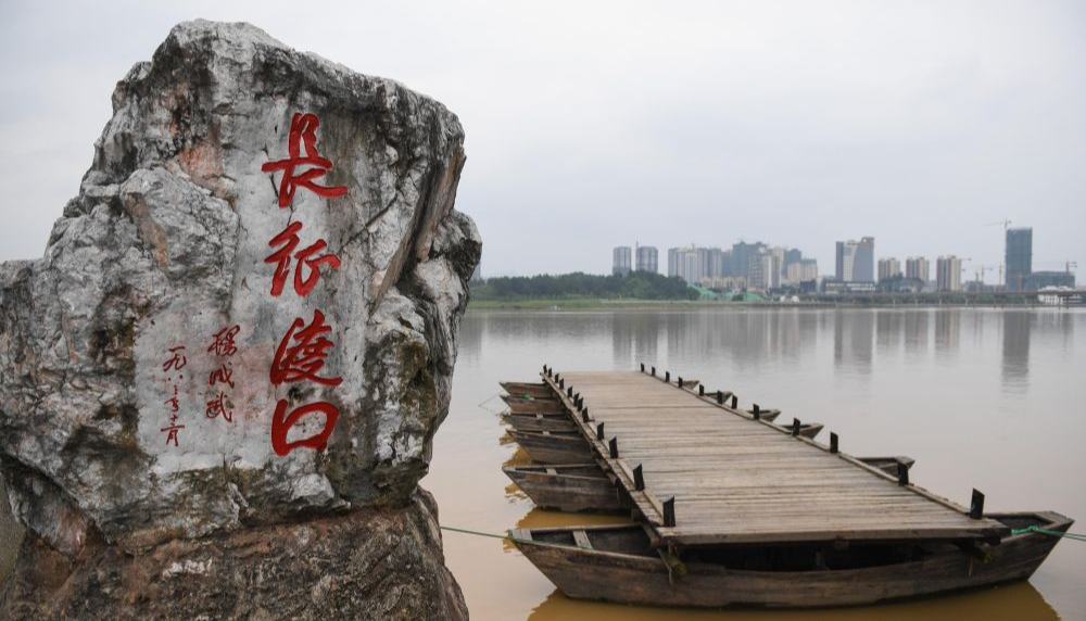 走好新時(shí)代的長征路 弘揚(yáng)偉大長征精神1934年10月至1936年10月，我們黨領(lǐng)導(dǎo)紅軍，以非凡的智慧和大無畏的英雄氣概，戰(zhàn)勝千難萬險(xiǎn)，付出巨大犧牲，勝利完成震撼世界、彪炳史冊的長征。習(xí)近平總書記指出，長征這一人類歷史上的偉大壯舉，留給我們最可寶貴的精神財(cái)富，就是中國共產(chǎn)黨人和紅軍將士用生命和熱血鑄就的偉大長征精神。