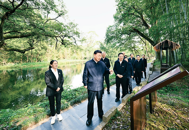 2023年10月10日至13日，中共中央總書(shū)記、國(guó)家主席、中央軍委主席習(xí)近平在江西考察。這是11日下午，習(xí)近平在上饒市婺源縣秋口鎮(zhèn)王村石門自然村考察時(shí)，了解饒河源國(guó)家濕地公園和極度瀕危鳥(niǎo)類藍(lán)冠噪鹛保護(hù)等情況。 新華社記者 謝環(huán)馳/攝