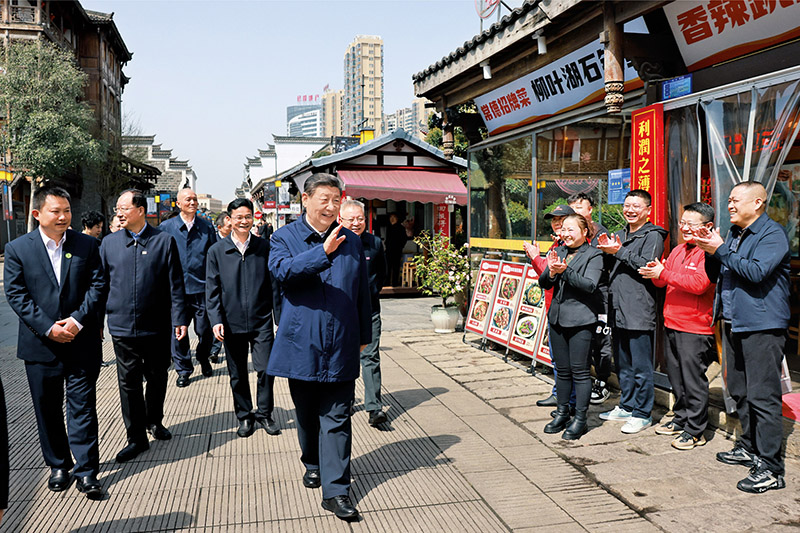 2024年3月18日至21日，中共中央總書記、國家主席、中央軍委主席習(xí)近平在湖南考察。這是19日上午，習(xí)近平在常德河街考察時，同店主和游客親切交流。 新華社記者 王曄/攝